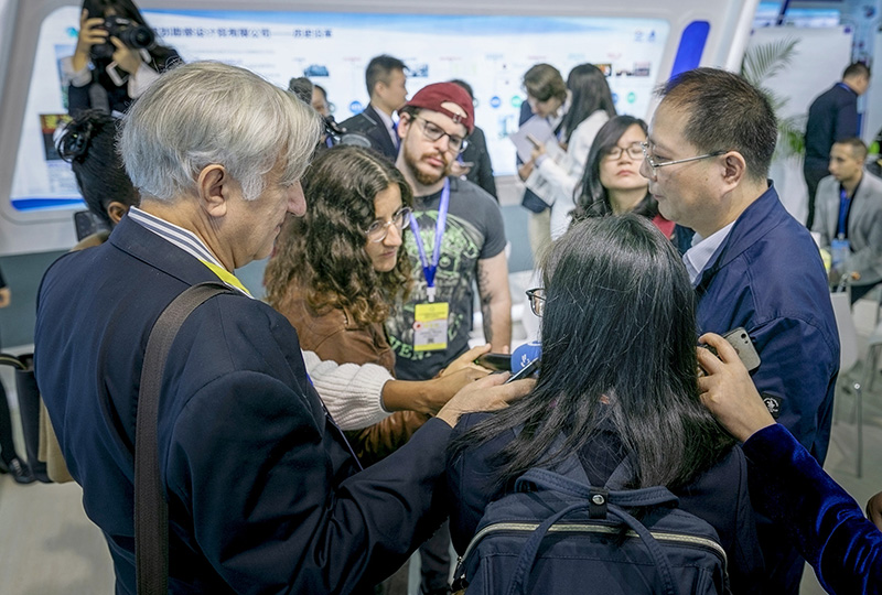 20240123119662.jpg 5向建軍在國際行業博覽會上接受中外記者采訪.jpg