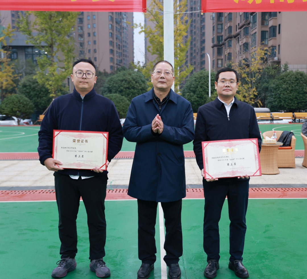 20241126896136.jpg 向董頒獎(jiǎng)1.jpg